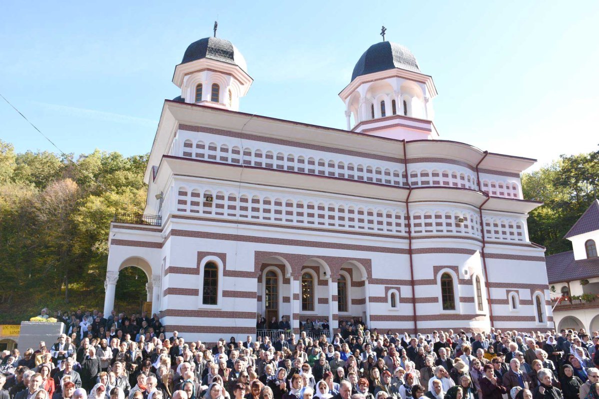 Liturghie arhierească la hramul Mănăstirii Floreşti, judeţul Cluj 128055