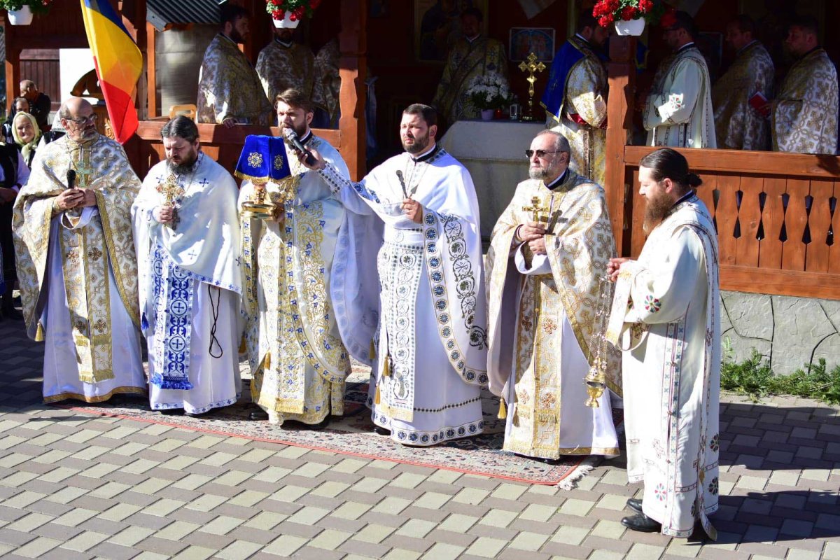 Moaştele Sfinţilor Împăraţi Constantin şi Elena, în Parohia Straja 128167