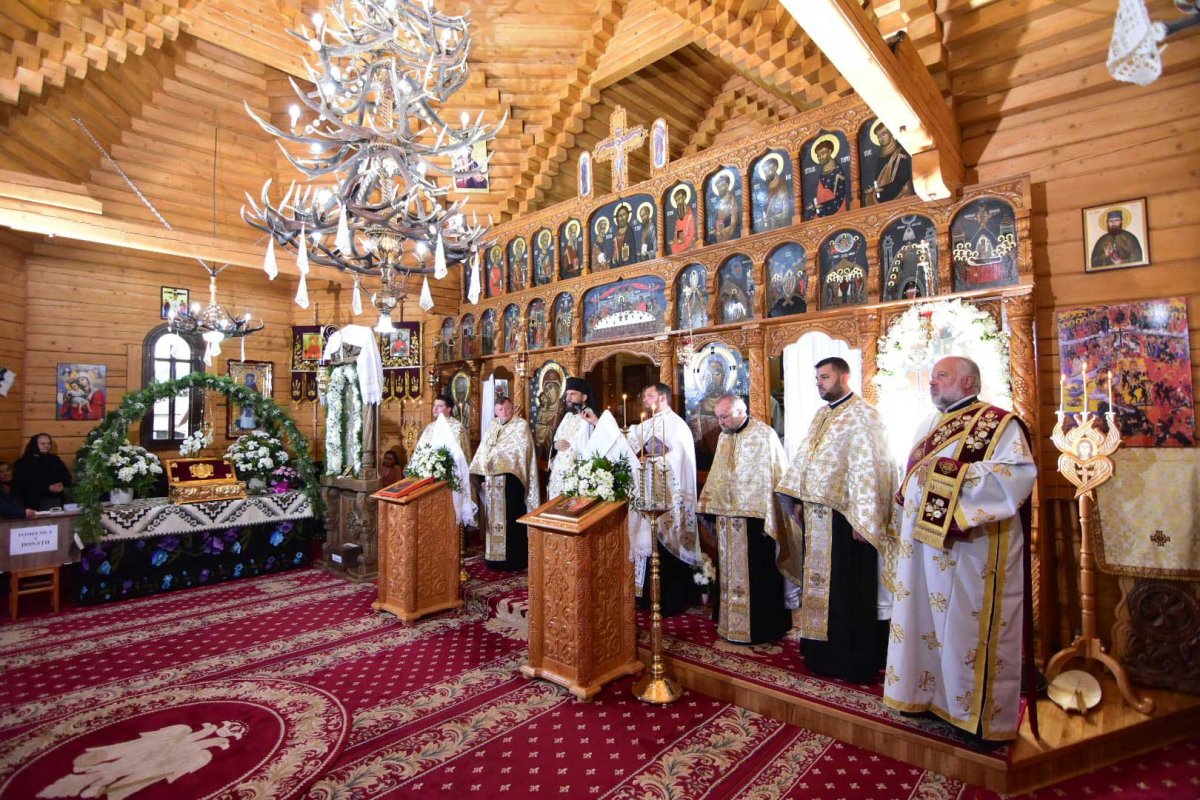 Moaştele Sfinţilor Împăraţi Constantin şi Elena, în Parohia Straja 128169