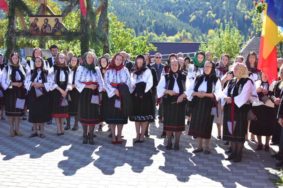 Moaştele Sfinţilor Împăraţi Constantin şi Elena, în Parohia Straja 128170