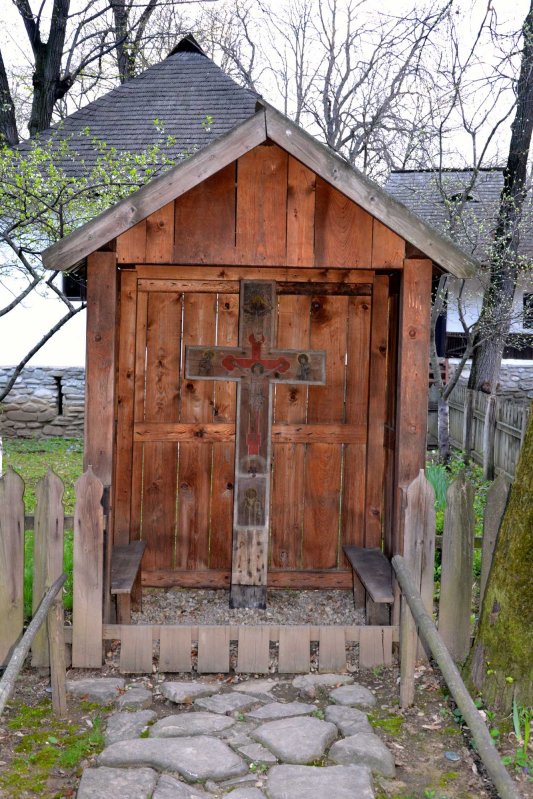 Troiţele, semn al păstrării identităţii creştine 128309