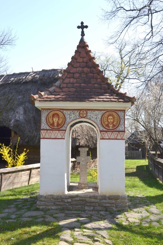 Troiţele, semn al păstrării identităţii creştine 128312