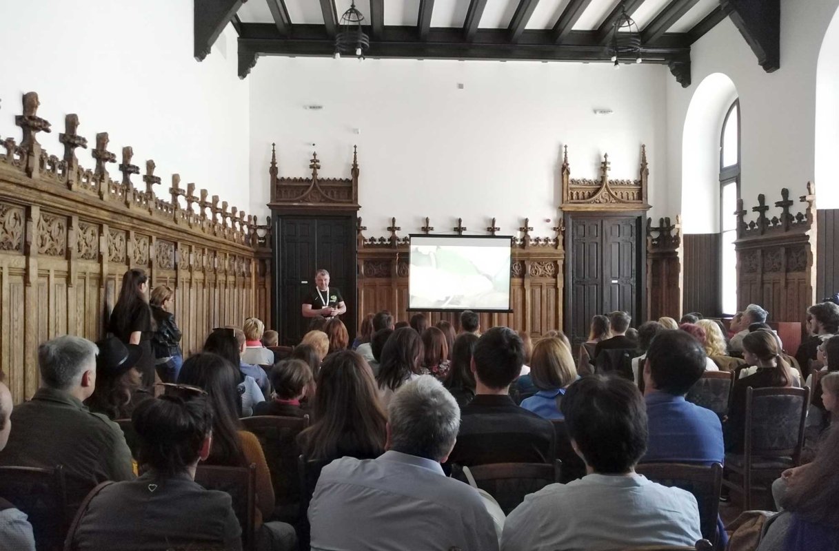 „Lăsaţi copiii să-şi facă temele cu muzică!” 128512