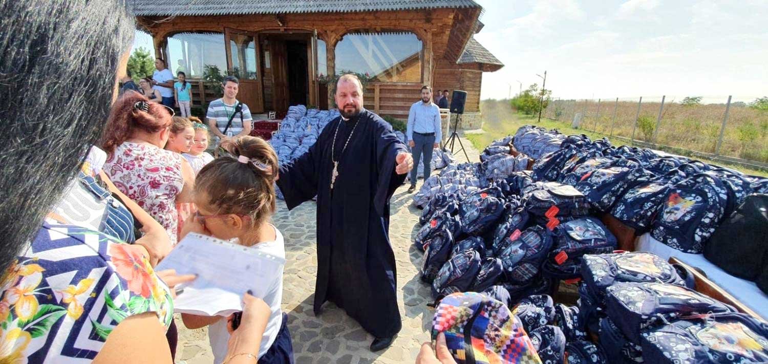 Ajutor oferit de Arhiepiscopia Bucureştilor elevilor defavorizaţi 128709