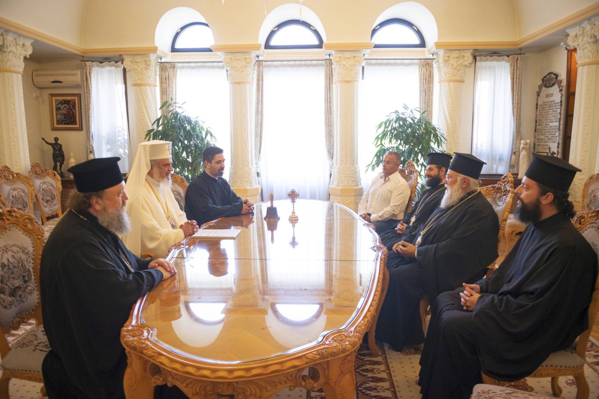 Mâna dreaptă a  Sfântului Ierarh Spiridon, cinstită în București 129000