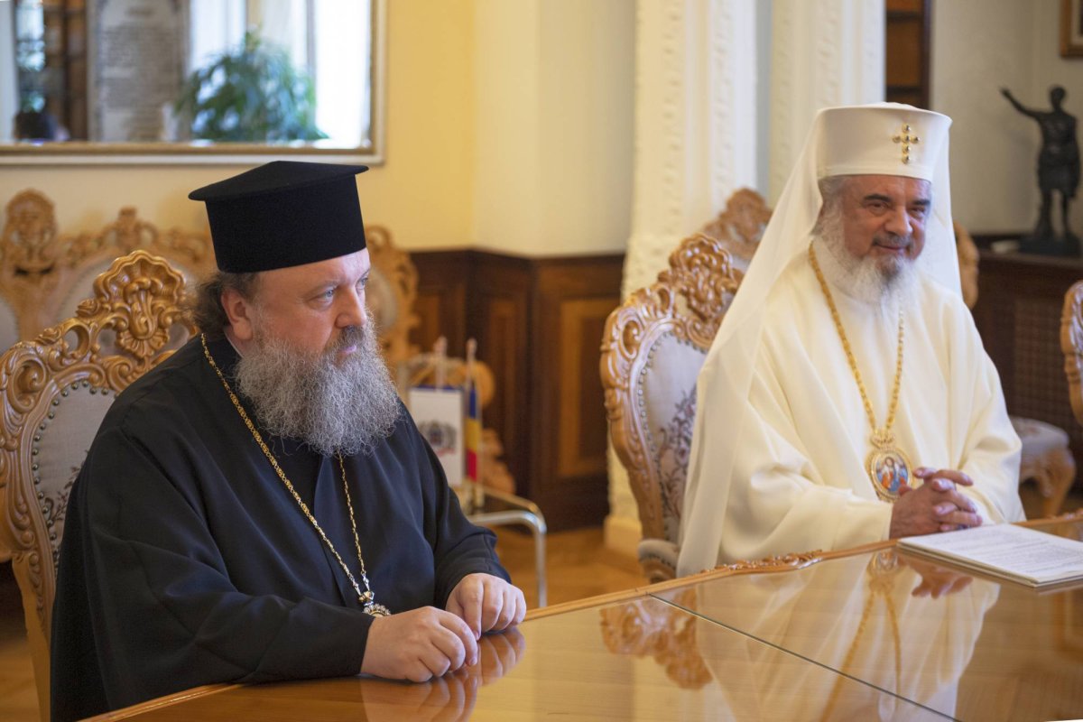 Mâna dreaptă a  Sfântului Ierarh Spiridon, cinstită în București 129001