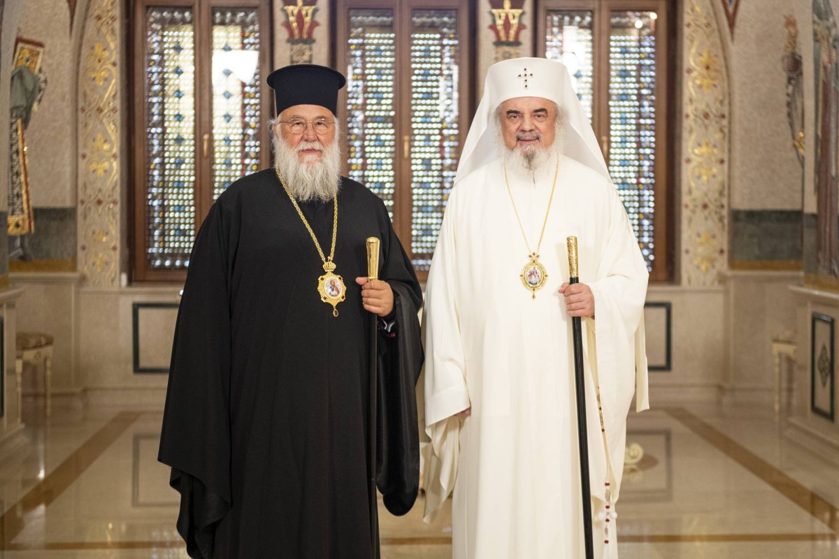 Mâna dreaptă a  Sfântului Ierarh Spiridon, cinstită în București 129003