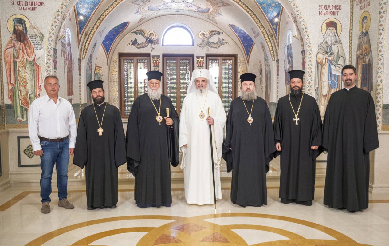 Mâna dreaptă a  Sfântului Ierarh Spiridon, cinstită în București 129004