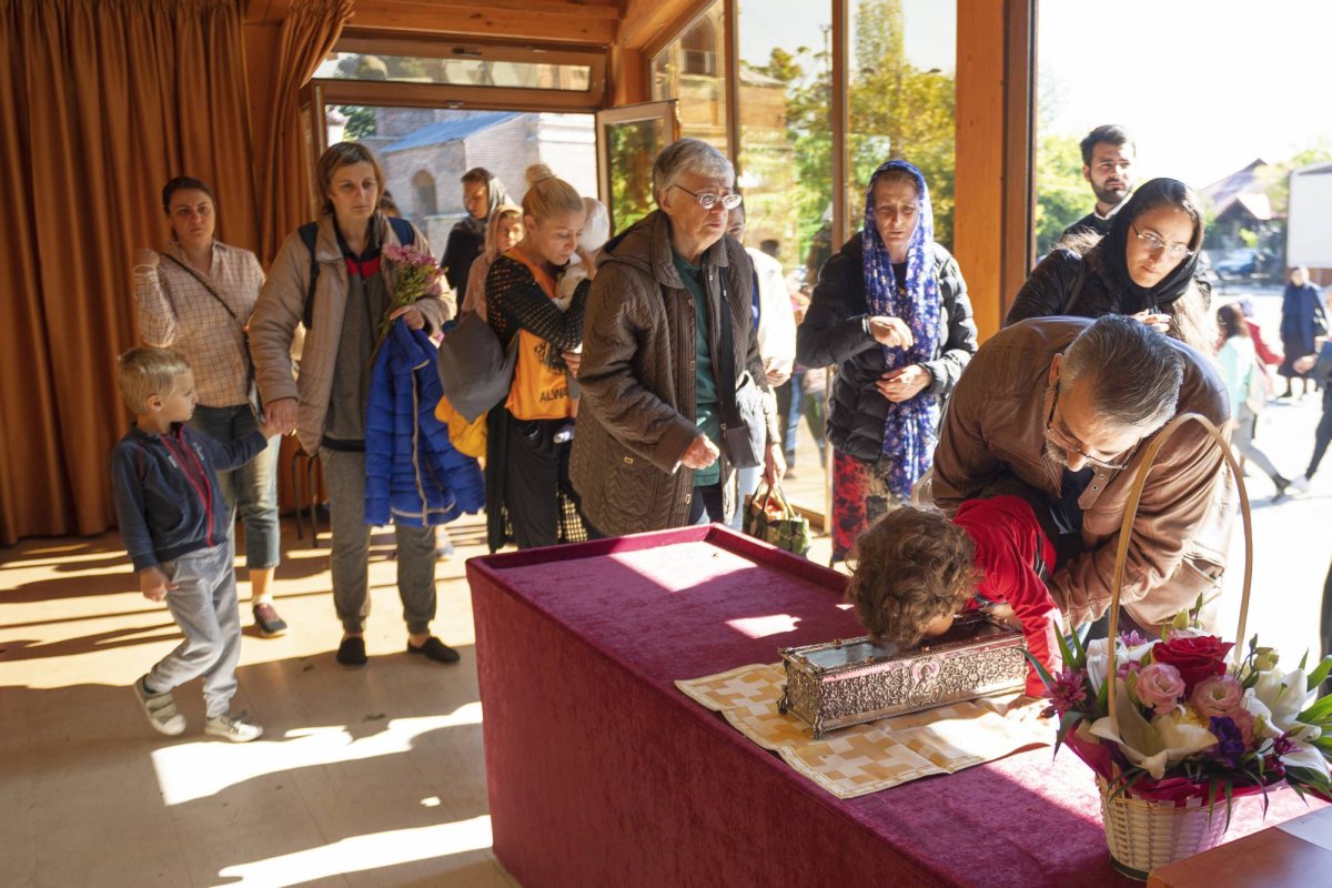 Mâna dreaptă a  Sfântului Ierarh Spiridon, cinstită în București 129005