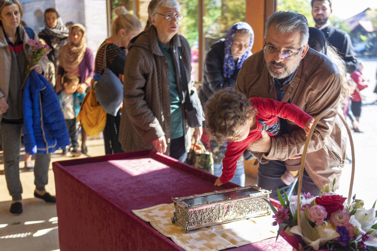 Mâna dreaptă a  Sfântului Ierarh Spiridon, cinstită în București 129006