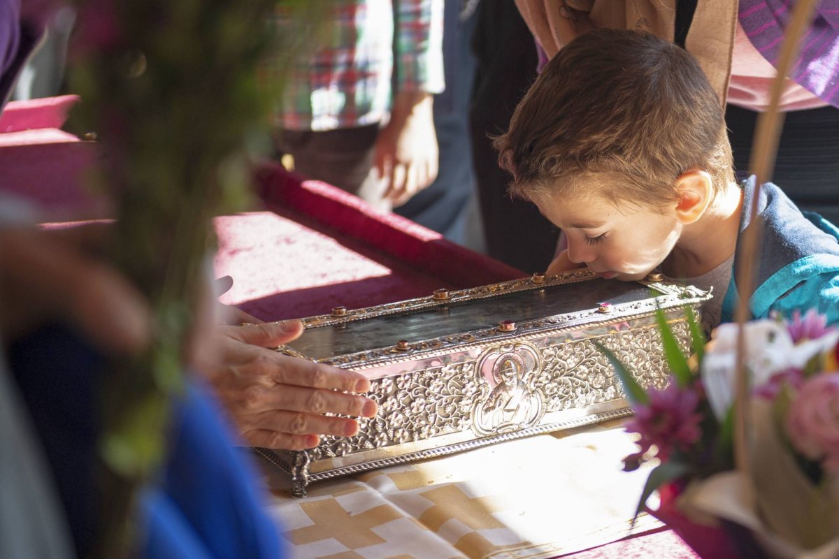 Mâna dreaptă a  Sfântului Ierarh Spiridon, cinstită în București 129007