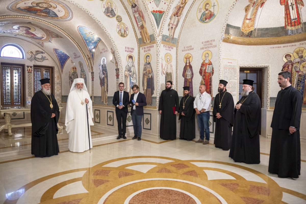 Mâna dreaptă a  Sfântului Ierarh Spiridon, cinstită în București 129014