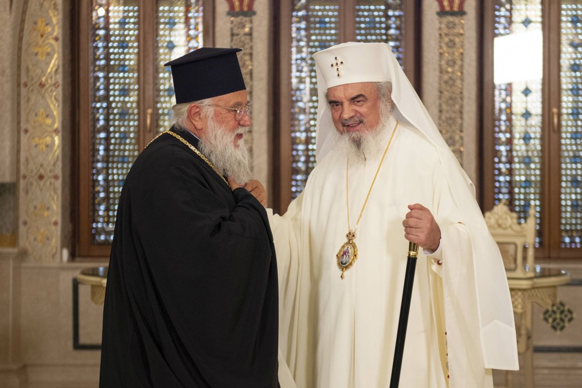 Mâna dreaptă a  Sfântului Ierarh Spiridon, cinstită în București 129015