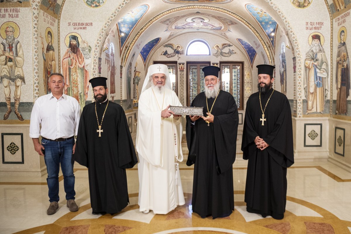 Mâna dreaptă a  Sfântului Ierarh Spiridon, cinstită în București 129016