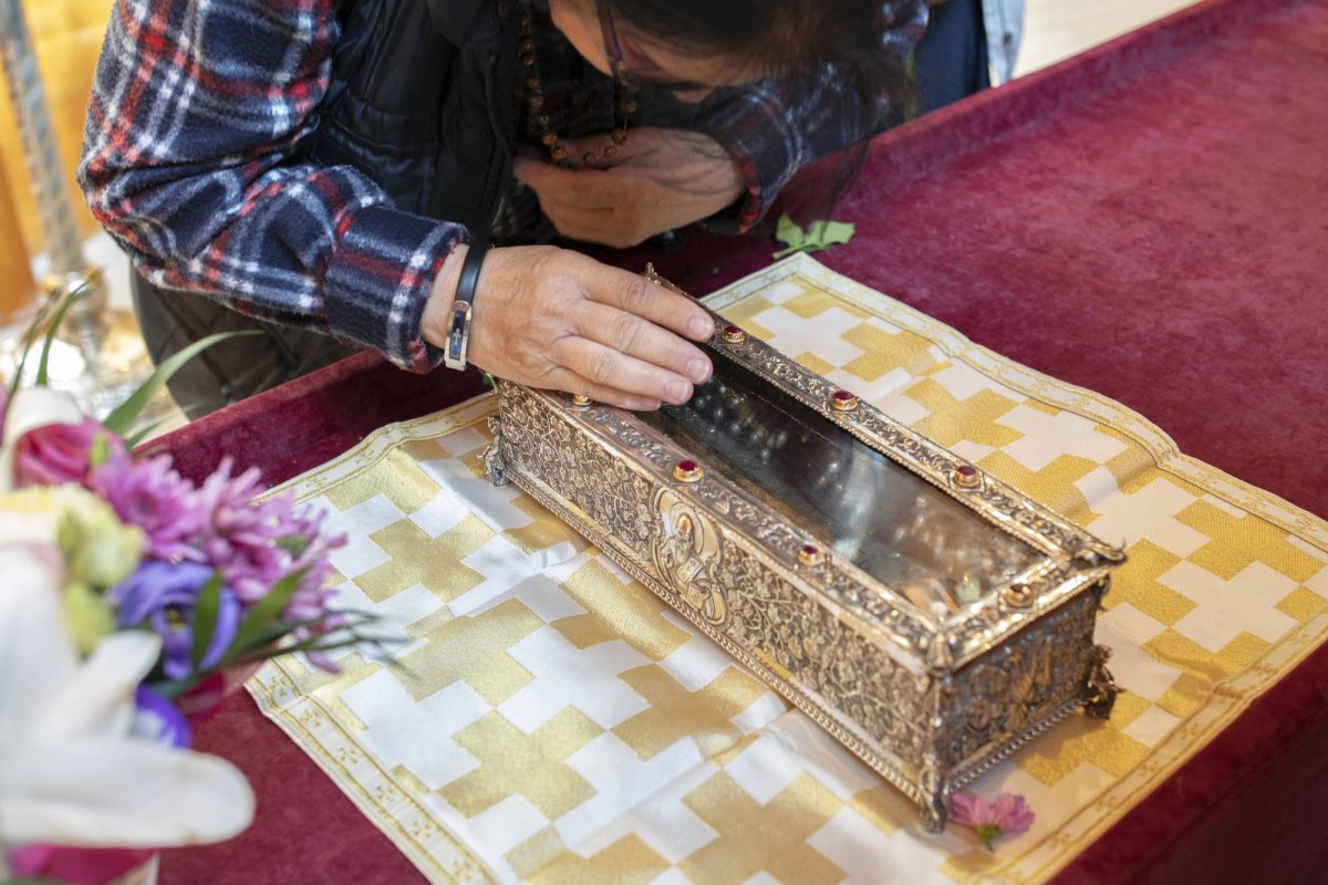 Mâna dreaptă a  Sfântului Ierarh Spiridon, cinstită în București 129019