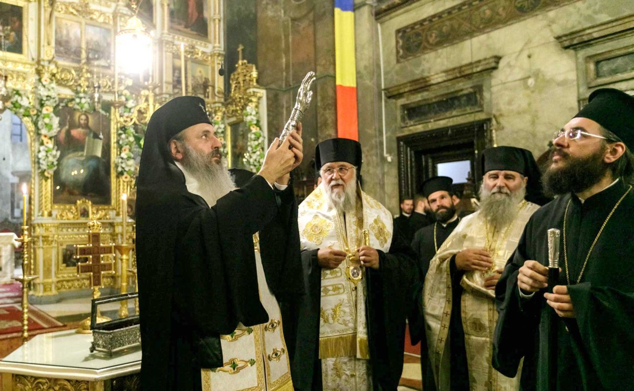 Moaștele Sfântului Ierarh Spiridon au ajuns la Iași 129045