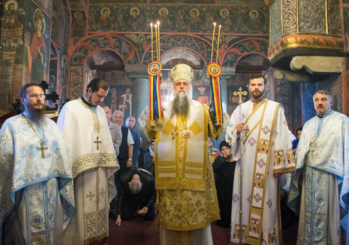 Slujire arhierească la Paraclisul „Buna Vestire” din Râmnicu Vâlcea 129235