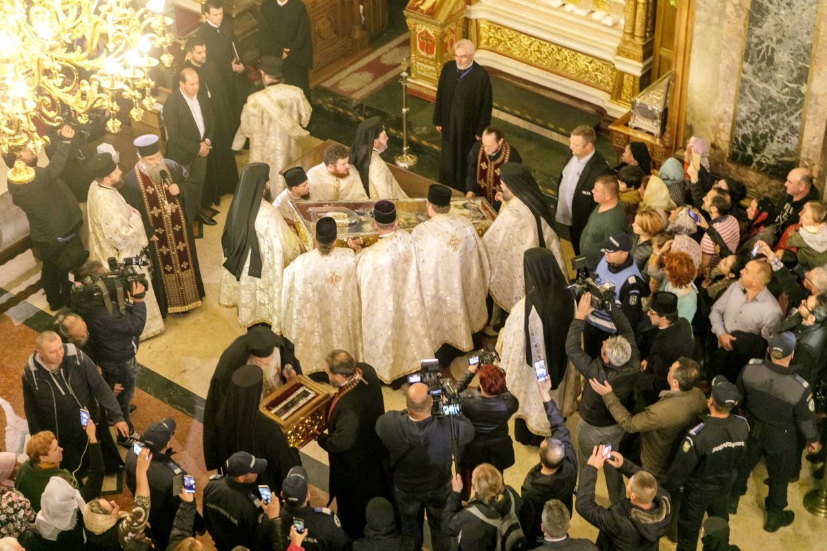 Moaștele Sfintei Parascheva, așezate în Catedrala Mitropolitană din Iași 129341