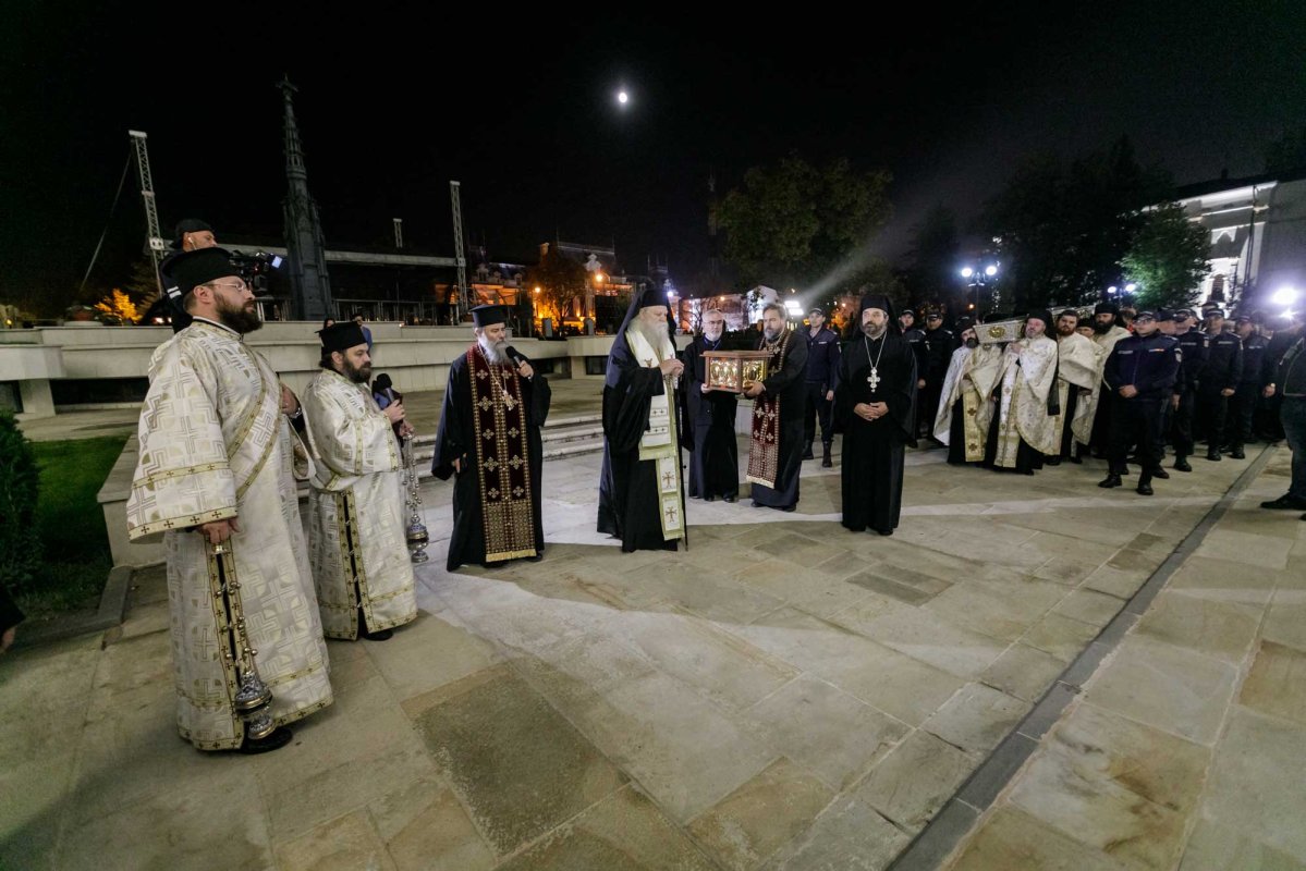 Moaștele Sfintei Parascheva, așezate în Catedrala Mitropolitană din Iași 129395