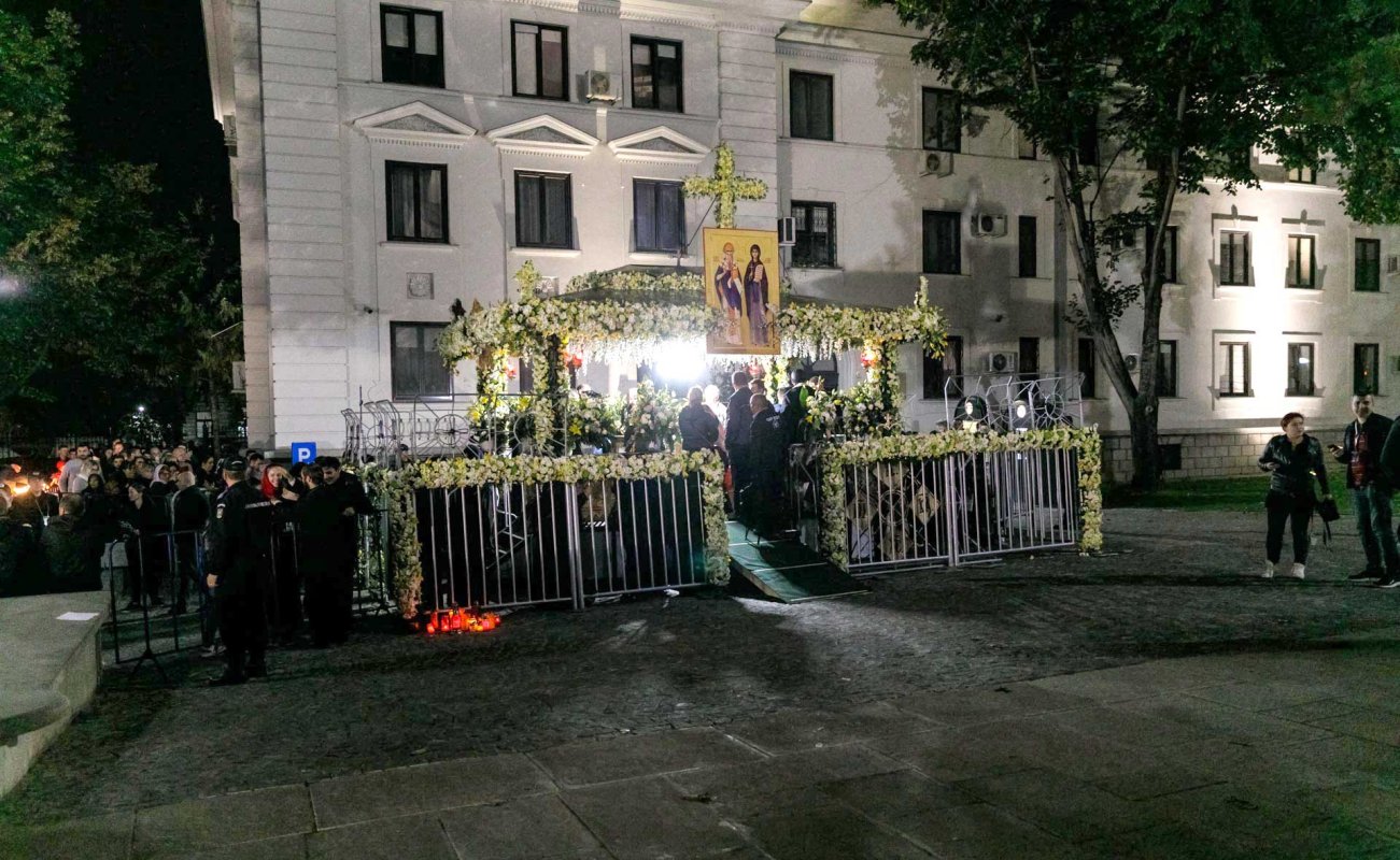 Moaștele Sfintei Parascheva, așezate în Catedrala Mitropolitană din Iași 129396