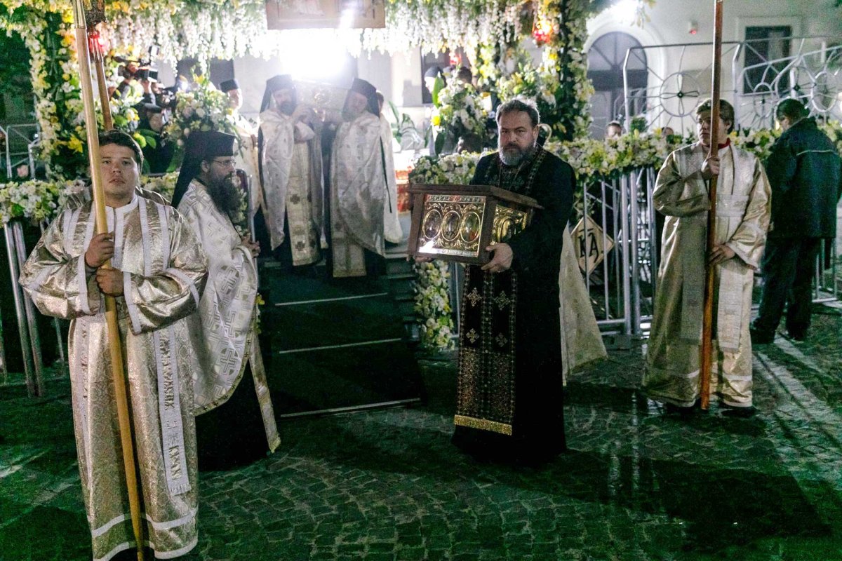 Moaștele Sfintei Parascheva, așezate în Catedrala Mitropolitană din Iași 129399