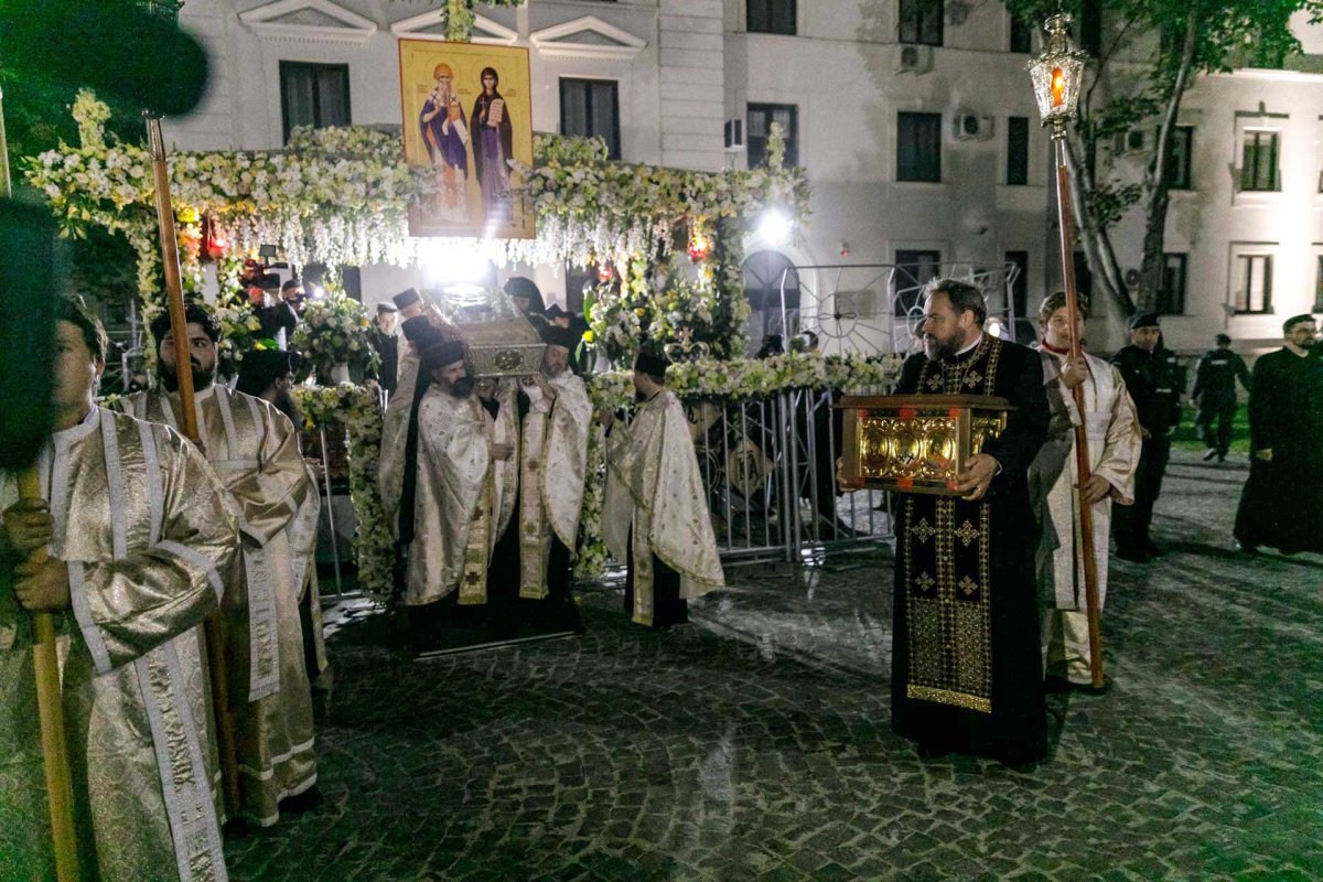 Moaștele Sfintei Parascheva, așezate în Catedrala Mitropolitană din Iași 129400