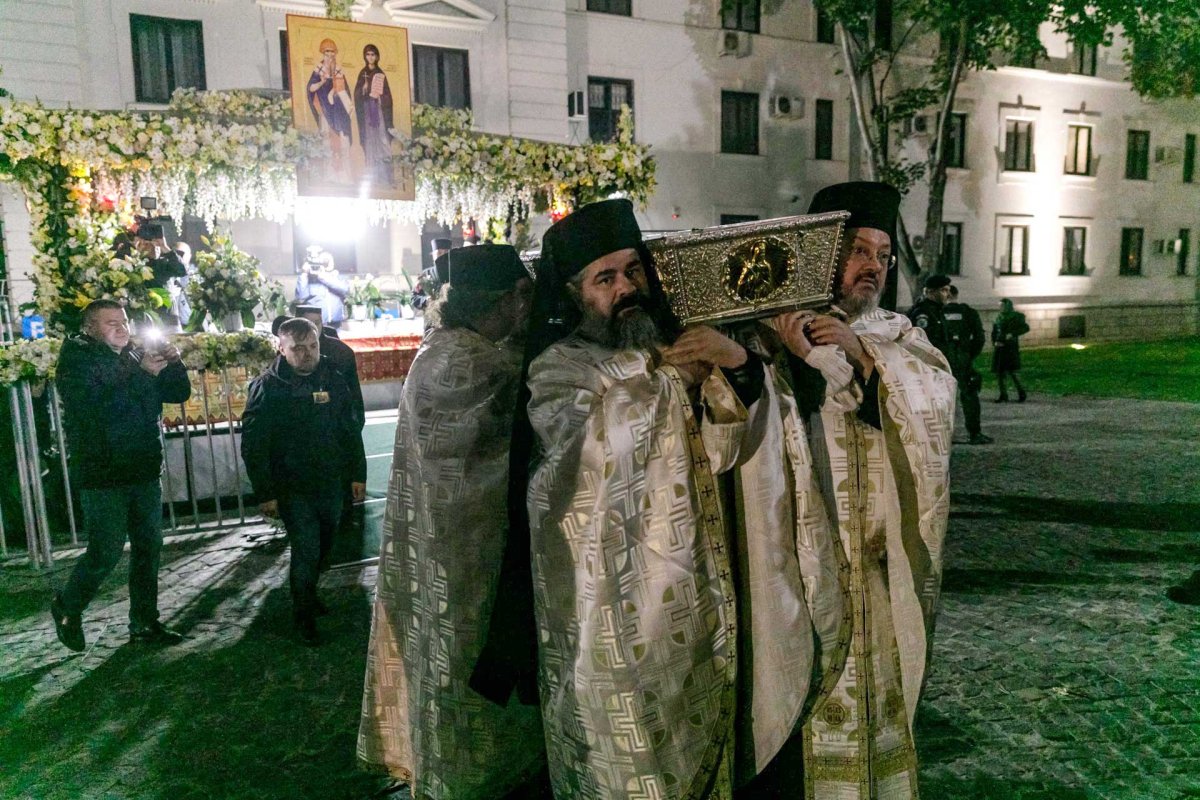 Moaștele Sfintei Parascheva, așezate în Catedrala Mitropolitană din Iași 129401