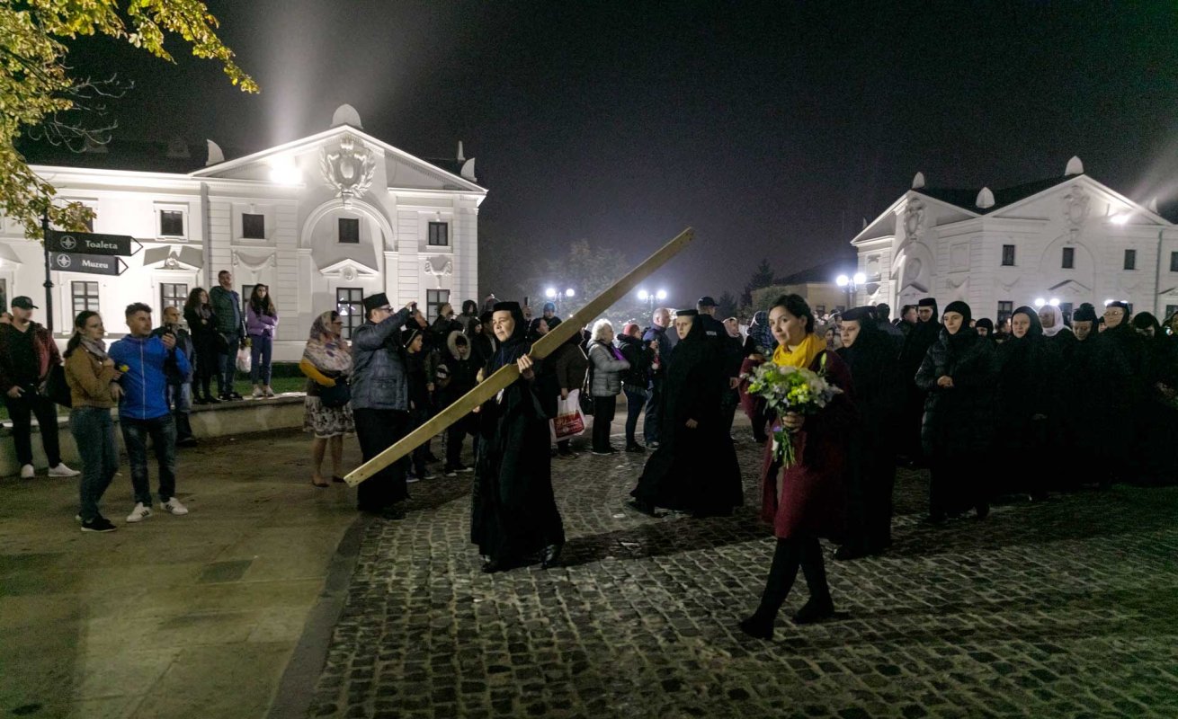 Moaștele Sfintei Parascheva, așezate în Catedrala Mitropolitană din Iași 129403