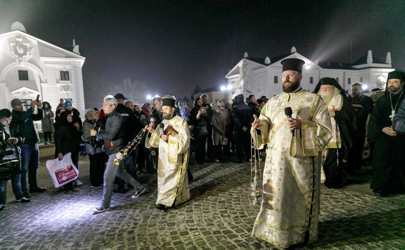 Moaștele Sfintei Parascheva, așezate în Catedrala Mitropolitană din Iași 129404