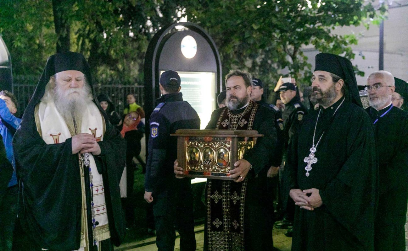 Moaștele Sfintei Parascheva, așezate în Catedrala Mitropolitană din Iași 129408