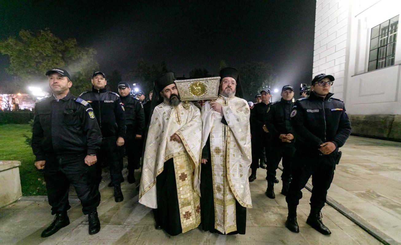 Moaștele Sfintei Parascheva, așezate în Catedrala Mitropolitană din Iași 129412