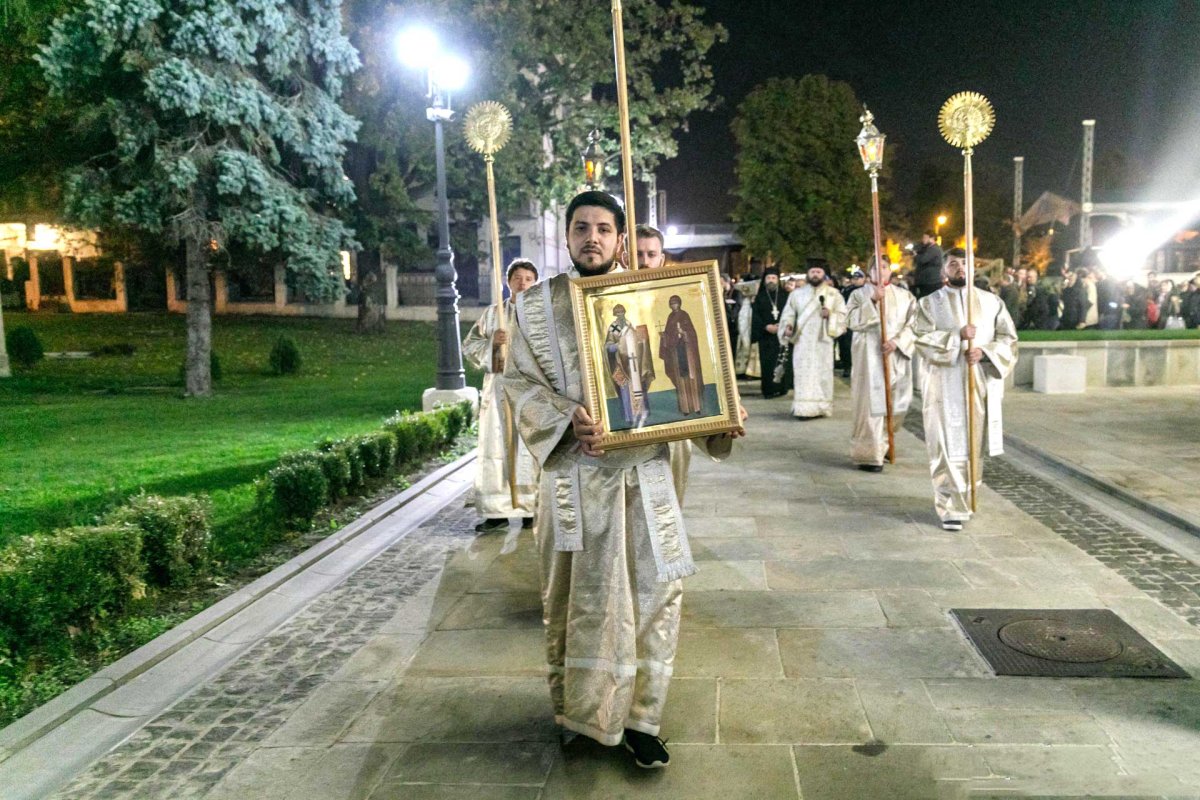 Moaștele Sfintei Parascheva, așezate în Catedrala Mitropolitană din Iași 129415