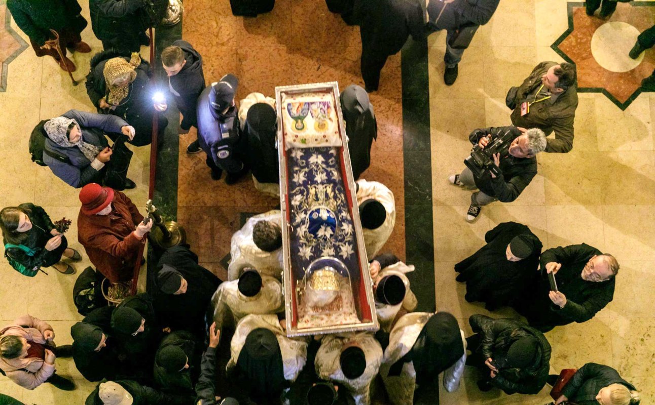 Moaștele Sfintei Parascheva, așezate în Catedrala Mitropolitană din Iași 129419