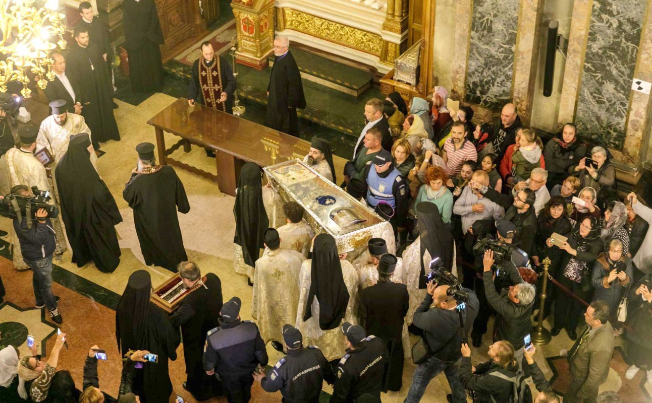 Moaștele Sfintei Parascheva, așezate în Catedrala Mitropolitană din Iași 129420