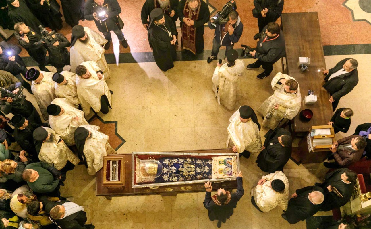 Moaștele Sfintei Parascheva, așezate în Catedrala Mitropolitană din Iași 129422