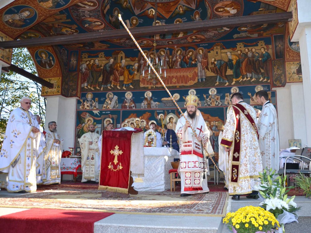 Sfinţirea Altarului de vară al Parohiei Sfânta Vineri din Suceava 129375