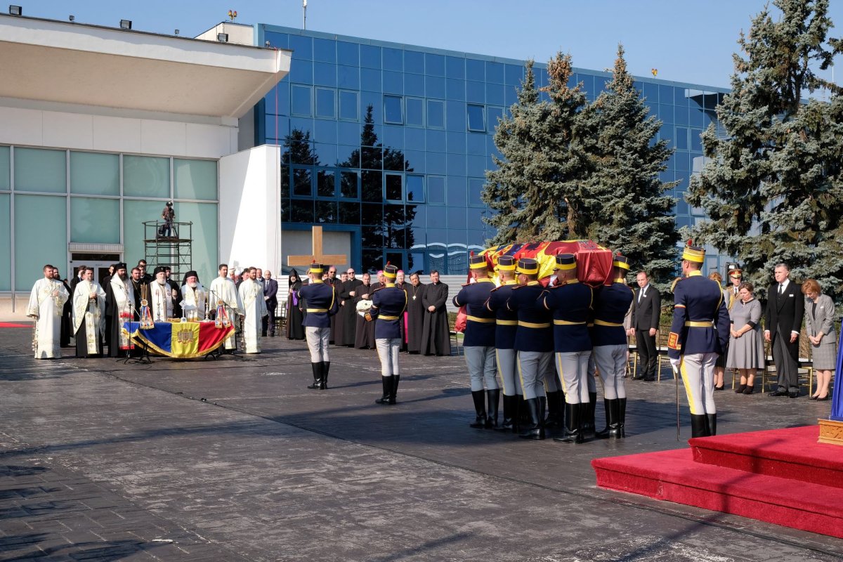 Repatrierea Reginei‑mamă Elena a României 129595