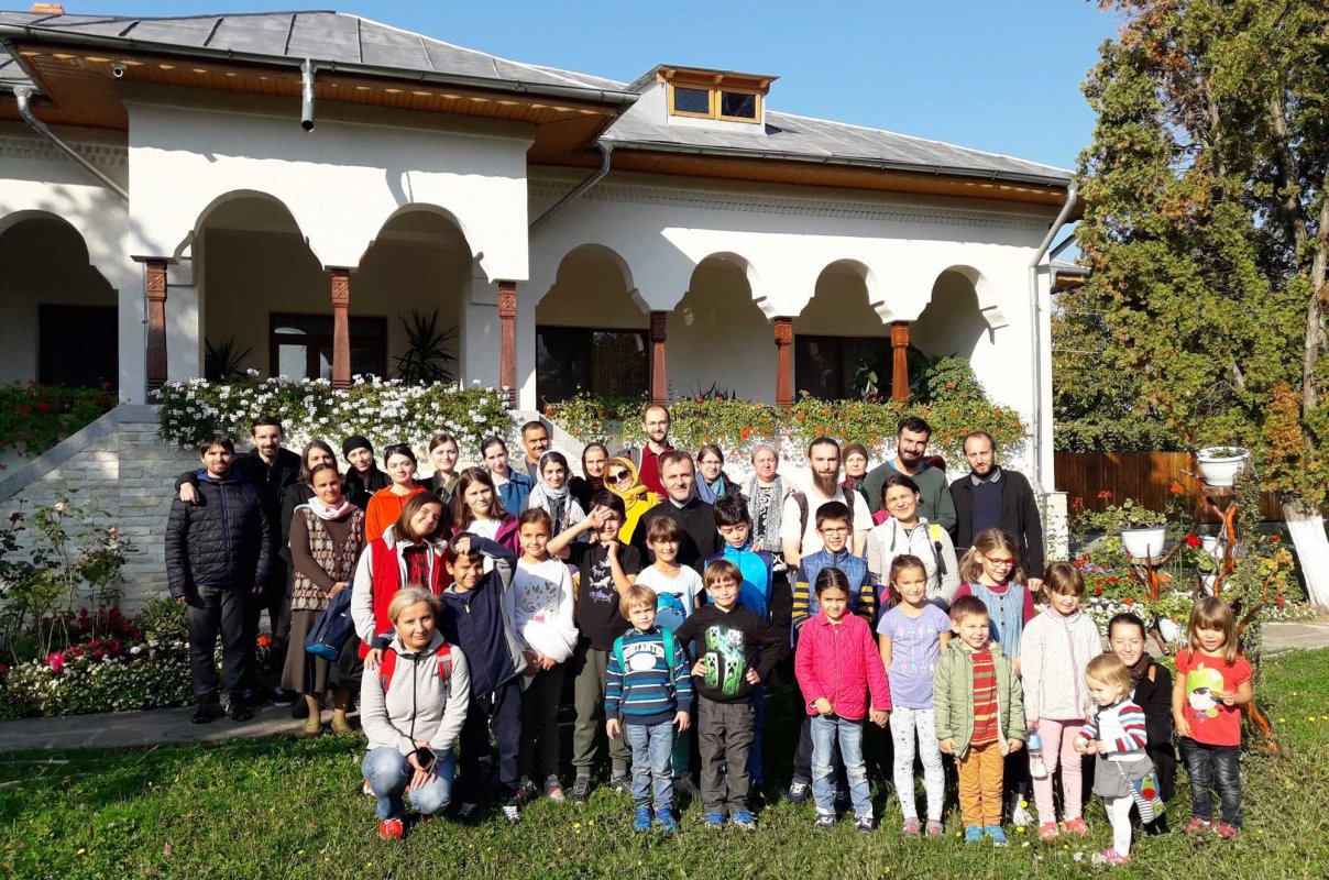 Credincioși de la paraclisul bucureștean „Sfânta Ecaterina” la mănăstiri prahovene 129959