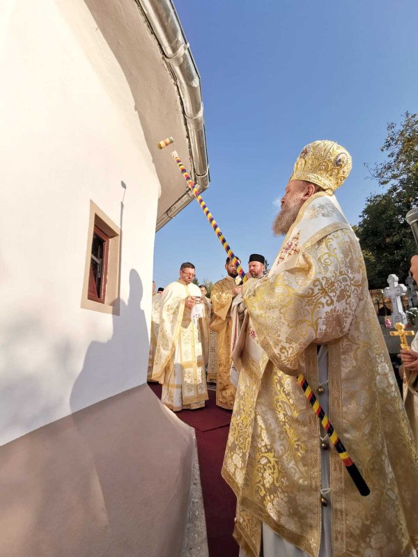 Sfințirea bisericii unei comunități jertfelnice din Prahova 130015