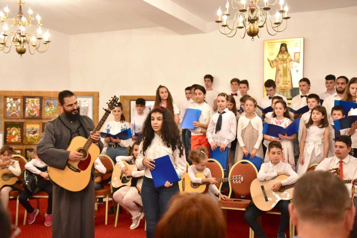 Concert susţinut de Corul de copii „Brevis” la Râmnicu Vâlcea 130066