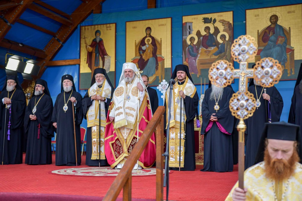 Bucuria comuniunii sfinţilor se dăruiește pelerinilor rugători 130355