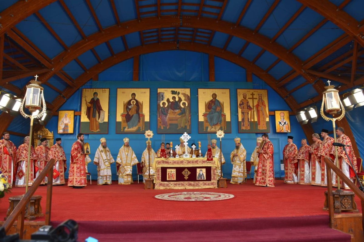 Liturghie arhierească de prăznuirea Mucenicului Dimitrie 130405