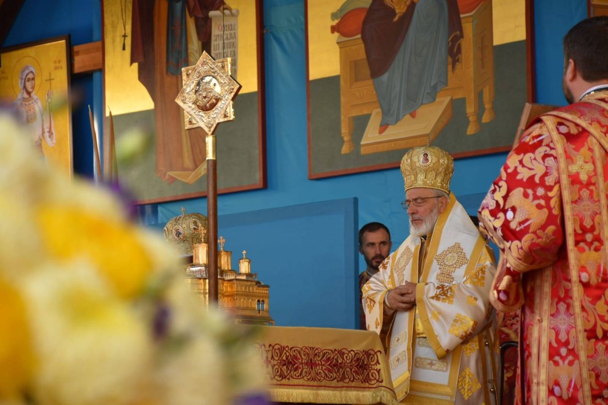 Liturghie arhierească de prăznuirea Mucenicului Dimitrie 130407