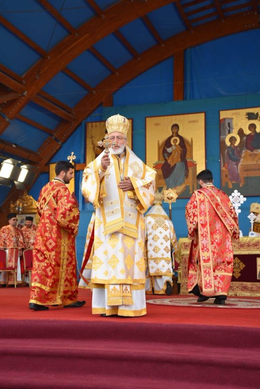 Liturghie arhierească de prăznuirea Mucenicului Dimitrie 130408
