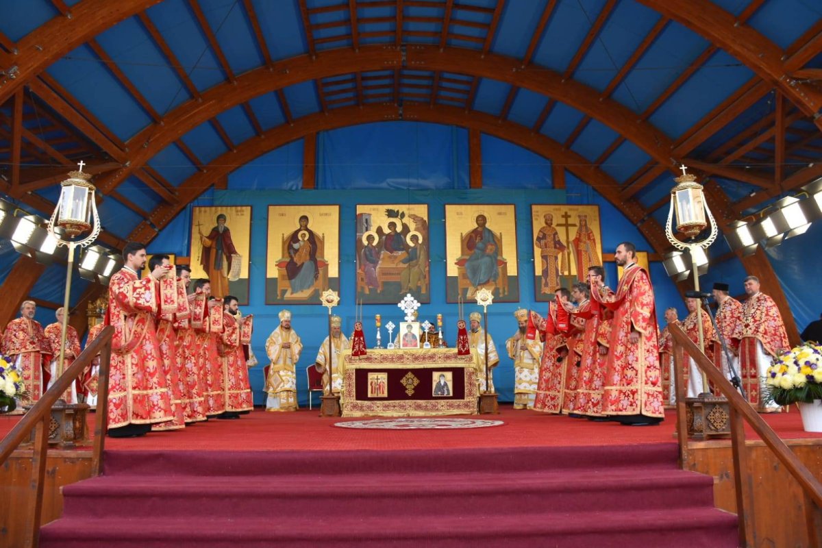 Liturghie arhierească de prăznuirea Mucenicului Dimitrie 130409