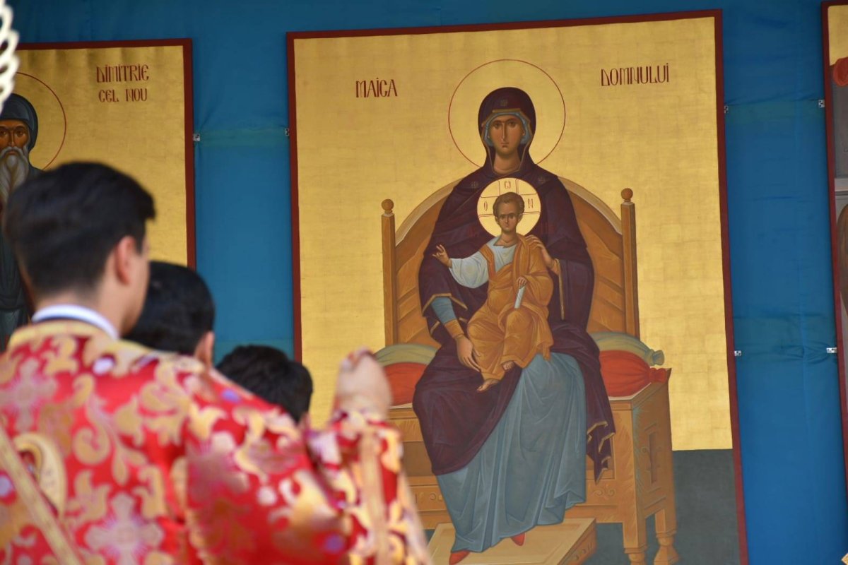 Liturghie arhierească de prăznuirea Mucenicului Dimitrie 130410