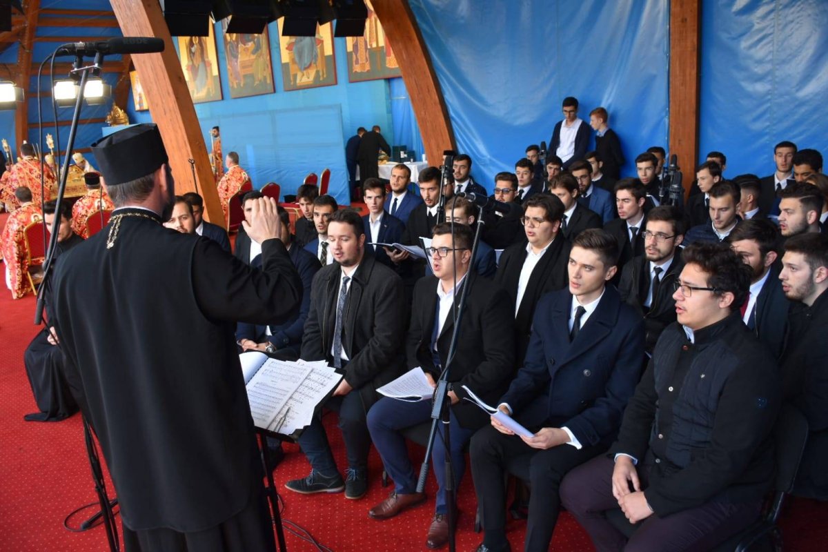 Liturghie arhierească de prăznuirea Mucenicului Dimitrie 130411