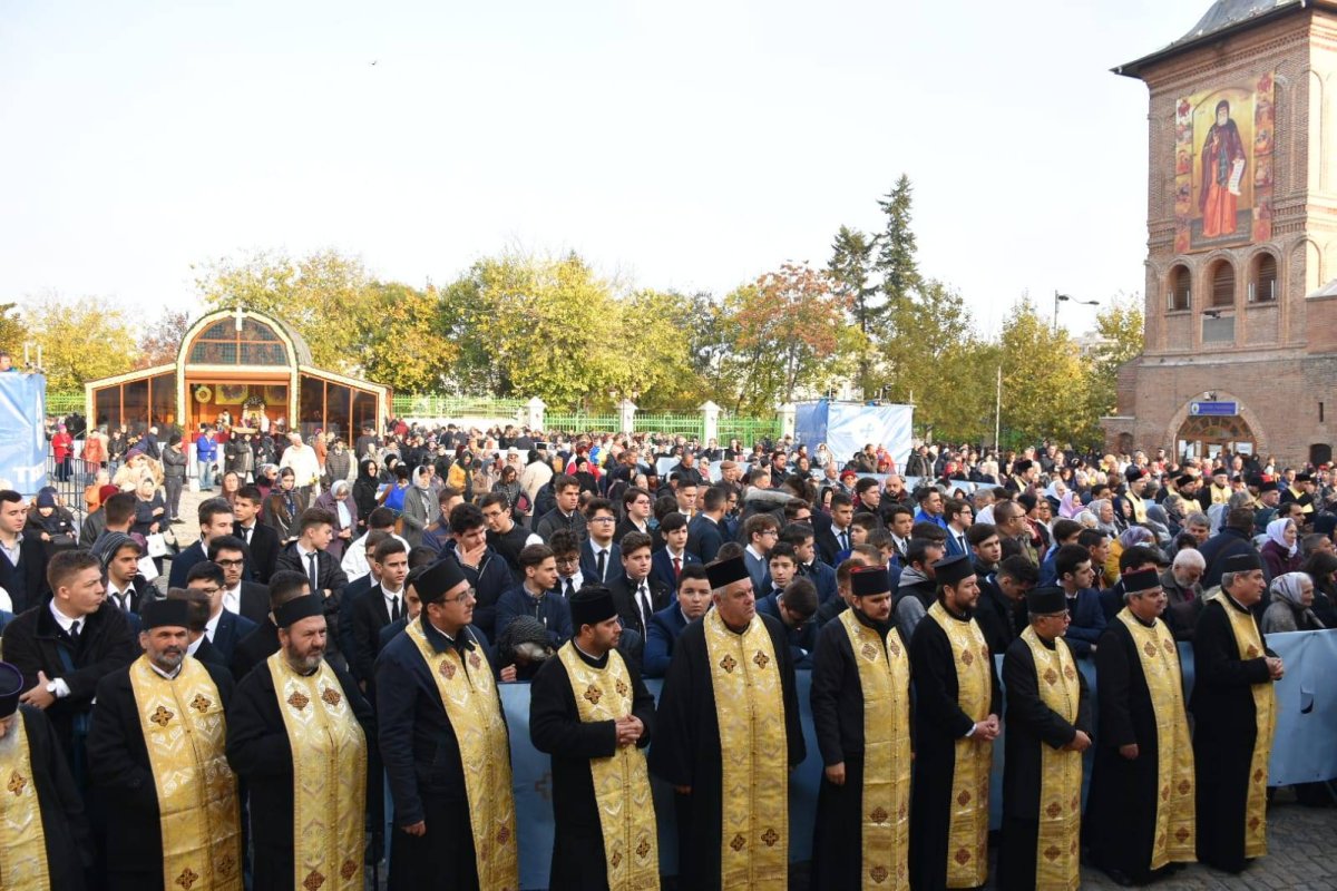 Liturghie arhierească de prăznuirea Mucenicului Dimitrie 130414