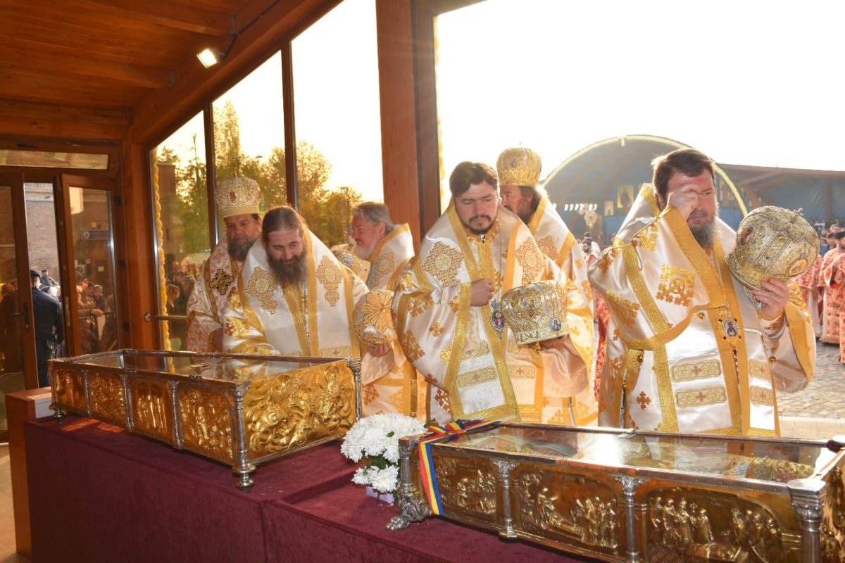 Liturghie arhierească de prăznuirea Mucenicului Dimitrie 130415