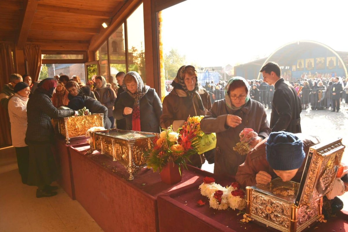Liturghie arhierească de prăznuirea Mucenicului Dimitrie 130427